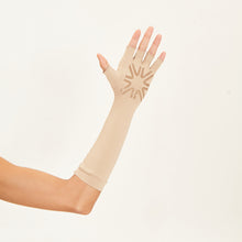 Laden Sie das Bild in den Galerie-Viewer, Model Back: Uv Line Gants Long Glove Chocolate Upf50+
