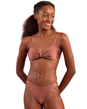 Laden Sie das Bild in den Galerie-Viewer, Gallery: Rio De Sol Ensemble Set Shimmer-Copper Bandeau-Joy Nice-Fio

