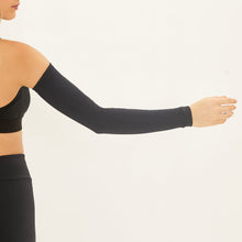 Laden Sie das Bild in den Galerie-Viewer, Model Back: Uv Line Gants Long Sleeve Uni Black Upf50+
