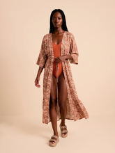 Laden Sie das Bild in den Galerie-Viewer, Model Front: Uv Line Chemise Long Shirtdress Tie Dye Pitanga Upf50+
