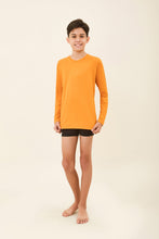 Laden Sie das Bild in den Galerie-Viewer, Model Front: Uv Line T-Shirt Longsleeve Uvpro Kids Orange Upf50+
