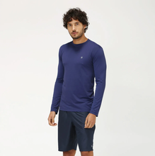 Laden Sie das Bild in den Galerie-Viewer, Model Front: Uv Line T-Shirt Longsleeve Uvpro Marinho
