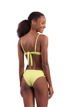 Laden Sie das Bild in den Galerie-Viewer, Model Back: Rio De Sol Ensemble Set Bora-Citrus Bra-Trio Madrid-Trio
