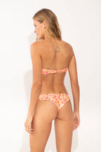 Laden Sie das Bild in den Galerie-Viewer, Model Back: Rio De Sol Haut Top Ditsy-Butter Sara

