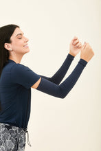 Laden Sie das Bild in den Galerie-Viewer, Image 03: Uv Line Gants Sun-Protection Sleeve Navy Upf50+
