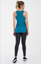 Laden Sie das Bild in den Galerie-Viewer, Model Back: Alto Giro Fitness Haut Regata Skin Fit Alongada Gola V Verde Strong
