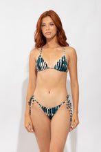 Laden Sie das Bild in den Galerie-Viewer, Model Front: Rio De Sol Ensemble Set Azule Lia Cheeky-Tie
