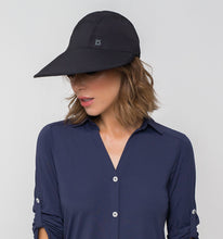 Laden Sie das Bild in den Galerie-Viewer, Model Front: Uv Line Casquette Visor Capri Colors Nac Fem Black Upf50+

