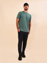 Laden Sie das Bild in den Galerie-Viewer, Model Front: Uv Line T-Shirt Pour Homme T-Shirt New Fit Textura Masc Verde Jade Upf50+
