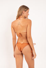 Laden Sie das Bild in den Galerie-Viewer, Model Back: Rio De Sol Bas Bottom Shimmer-Nocciola Frufru
