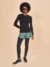 Laden Sie das Bild in den Galerie-Viewer, Model Front: Uv Line T-Shirt Longsleeve Fem Skin Infratherm Preto Upf50+
