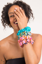 Laden Sie das Bild in den Galerie-Viewer, Image 02: Rio De Sol Chouchou Malibu-Atol Scrunchie
