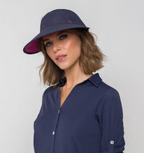 Laden Sie das Bild in den Galerie-Viewer, Model Front: Uv Line Casquette Visor Capri Colors Nac Fem Navy Blue Rose Upf50+
