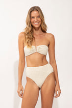 Laden Sie das Bild in den Galerie-Viewer, Model Front: Rio De Sol Bas Bottom Brisa-Offwhite Hotpants
