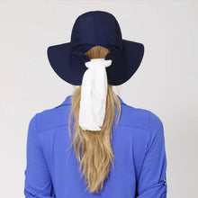 Laden Sie das Bild in den Galerie-Viewer, Model Back: Uv Line Chapeau Souple/Capeline San Remo Marinho Offwhite Upf50+
