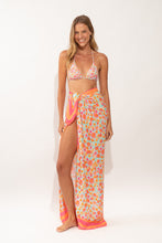 Laden Sie das Bild in den Galerie-Viewer, Model Back: Rio De Sol Pareo Ditsy-Sky Canga
