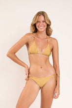 Laden Sie das Bild in den Galerie-Viewer, Model Front: Rio De Sol Bas Bottom Fluity-Dourado Ibiza-Comfy
