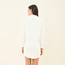 Laden Sie das Bild in den Galerie-Viewer, Model Back: Uv Line Chemise Shirtdress Copenhagen Fem Off White Upf50+
