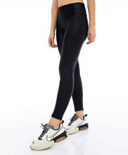 Laden Sie das Bild in den Galerie-Viewer, Model Front: Alto Giro Fitness Bas Legging Couro Com Recorte Rebatidos Preto
