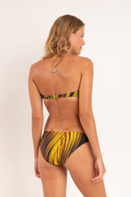 Laden Sie das Bild in den Galerie-Viewer, Model Back: Rio De Sol Ensemble Set Luxor Bandeau-Joy Essential-Comfy
