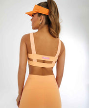 Laden Sie das Bild in den Galerie-Viewer, Model Back: Alto Giro Fitness Haut Top Verticale Detalhe Tiras Laranja Gym
