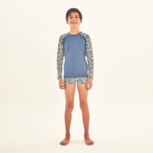 Laden Sie das Bild in den Galerie-Viewer, Model Front: Uv Line T-Shirt Rash Guard Kids Costela Aco Off White Upf50+
