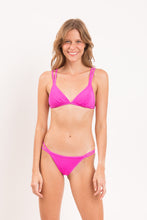 Laden Sie das Bild in den Galerie-Viewer, Model Front: Rio De Sol Haut Top Malibu-Rosa Tri-Duo

