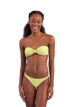 Laden Sie das Bild in den Galerie-Viewer, Model Front: Rio De Sol Ensemble Set Bora-Citrus Bandeau-Joy Leblon-Fio
