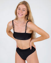 Laden Sie das Bild in den Galerie-Viewer, Gallery: Rio De Sol Ensemble Set Shimmer-Black Bandeau-Reto Hotpants
