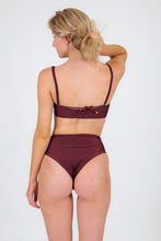 Laden Sie das Bild in den Galerie-Viewer, Model Back: Rio De Sol Haut Top Barolo Bandeau-Reto
