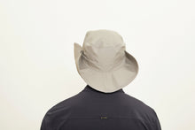 Laden Sie das Bild in den Galerie-Viewer, Model Back: Uv Line Chapeau Souple/Capeline Hat Safari L Masc Sand Upf50+
