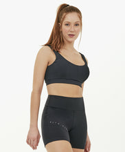 Laden Sie das Bild in den Galerie-Viewer, Model Front: Alto Giro Fitness Haut Top Block Costas Regata Preto
