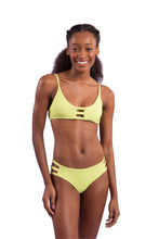 Laden Sie das Bild in den Galerie-Viewer, Model Front: Rio De Sol Ensemble Set Bora-Citrus Bra-Trio Madrid-Trio
