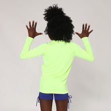 Laden Sie das Bild in den Galerie-Viewer, Model Back: Uv Line T-Shirt Camiseta Uvlight Amarelo Fluor Spf50+
