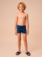 Laden Sie das Bild in den Galerie-Viewer, Model Front: Uv Line Maillot De Bain Garçon Swim Trunks Kids Pirates Fun Upf50+
