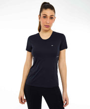 Laden Sie das Bild in den Galerie-Viewer, Model Front: Alto Giro Fitness Haut T-Shirt Skin Fit Recortes Com Refletivos Preto
