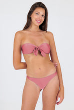 Laden Sie das Bild in den Galerie-Viewer, Model Front: Rio De Sol Ensemble Set Shimmer-Confetti Bandeau-Knot Nice-Fio
