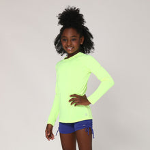 Laden Sie das Bild in den Galerie-Viewer, Model Front: Uv Line T-Shirt Camiseta Uvlight Amarelo Fluor Spf50+

