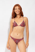 Laden Sie das Bild in den Galerie-Viewer, Model Front: Rio De Sol Haut Top Coral-Feline Lia
