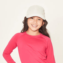 Laden Sie das Bild in den Galerie-Viewer, Model Front: Uv Line Casquette Cap Teens Colors Inf Sand Upf50+
