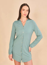 Laden Sie das Bild in den Galerie-Viewer, Model Front: Uv Line Chemise Shirtdress Copenhagen Water Green Upf50+
