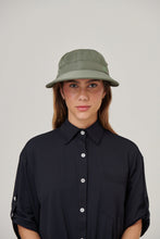Laden Sie das Bild in den Galerie-Viewer, Model Front: Uv Line Casquette Visor Nice Fem Militar Green Upf50+
