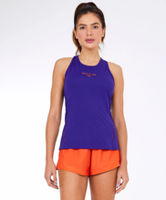 Laden Sie das Bild in den Galerie-Viewer, Model Front: Alto Giro Fitness Haut Regata Skin Fit Costas Nadador Roxo Eletric
