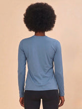 Laden Sie das Bild in den Galerie-Viewer, Model Back: Uv Line T-Shirt Longsleeve Uvpro Indigo Upf50+
