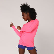 Laden Sie das Bild in den Galerie-Viewer, Model Back: Uv Line T-Shirt Camiseta Uvlight Pink Fluor Spf50+
