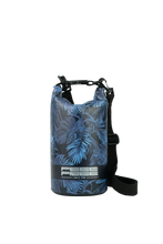 Laden Sie das Bild in den Galerie-Viewer, Model Front: Feelfree Sac De Plage Dry Tube 1,5L Tropical Mid Night Blue
