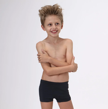 Laden Sie das Bild in den Galerie-Viewer, Model Front: Uv Line Maillot De Bain Garçon Trunks Kids F Inf Black Upf50+
