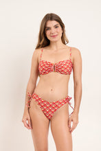 Laden Sie das Bild in den Galerie-Viewer, Model Front: Rio De Sol Haut Top Floral-Scales Sara
