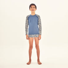 Laden Sie das Bild in den Galerie-Viewer, Model Front: Uv Line T-Shirt Rash Guard Kids Costela Aco Off White Upf50+

