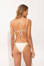 Laden Sie das Bild in den Galerie-Viewer, Model Back: Rio De Sol Ensemble Set Malibu-Natural Lia-Noa Essential-Noa
